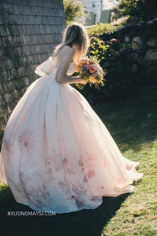 Thêm thắt vài chi tiết màu hồng pastel lên váy cưới cũng đem lại sự ngọt ngào, nữ tính