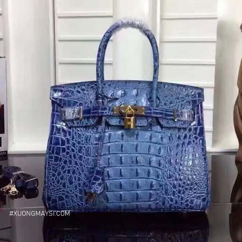 Chiếc túi Blue Crocodile Skin mang màu sắc vô cùng độc đáo và hiện đại, vẻ đẹp cao cấp dành cho các quý giai nhân của chúng ta