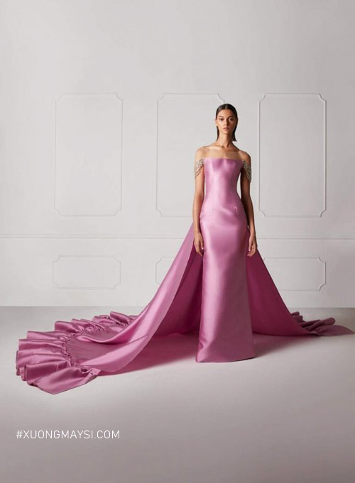 Váy cưới màu hồng đậm tối giản từ lụa hiện đại, sang trọng