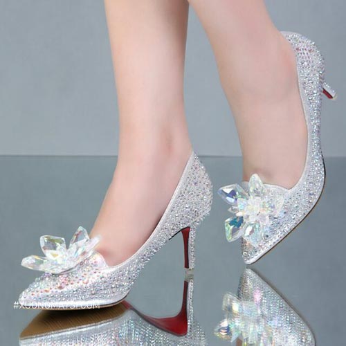 Giày công chúa được thiết kế với chất liệu và kết hợp nhiều hoạ tiết lấp lánh cùng một số tiểu tiết tạo điểm nhấn