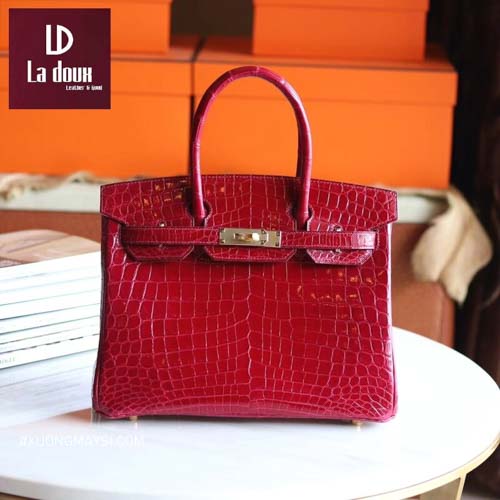 Túi xách Shiny Red Crocodile 30 mang đến vẻ ngoài quý phái và kiểu dáng thuộc bộ sưu tập độc quyền của Hermes