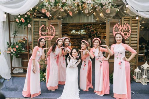 Dàn phụ dâu diện áo dài bưng quả bao gồm những cô gái thân thuộc của cô dâu