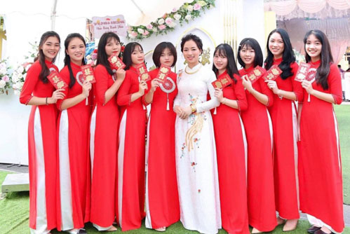 Chọn lựa áo dài bưng quả trơn màu đỏ cũng là một lựa chọn phù hợp cho các nàng phụ dâu