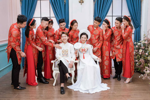 Mẫu áo dài cưới màu trắng của cô dâu thêm phần nổi bật trong những chiếc áo dài bưng quả