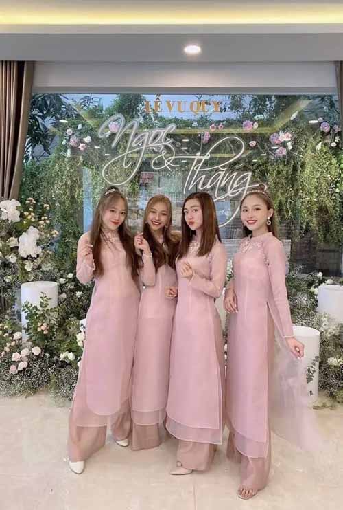 Chỉ cần thay đổi một chi tiết nhỏ như phần cổ áo thì chiếc áo dài bưng quả màu hồng của bạn đã trở nên đặc biệt
