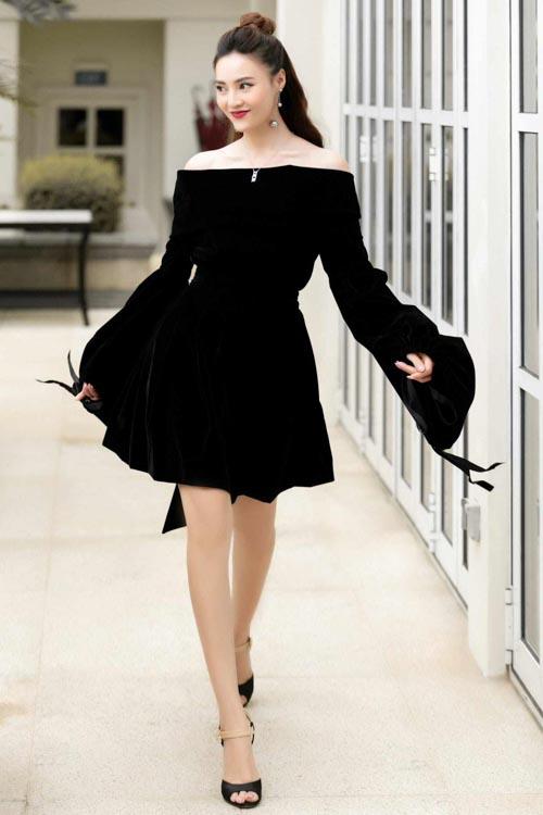 Điệu đà và dễ thương và đáng yêu rộng lớn cùng theo với các chiếc váy đen kịt xòe cực kỳ thời trang
